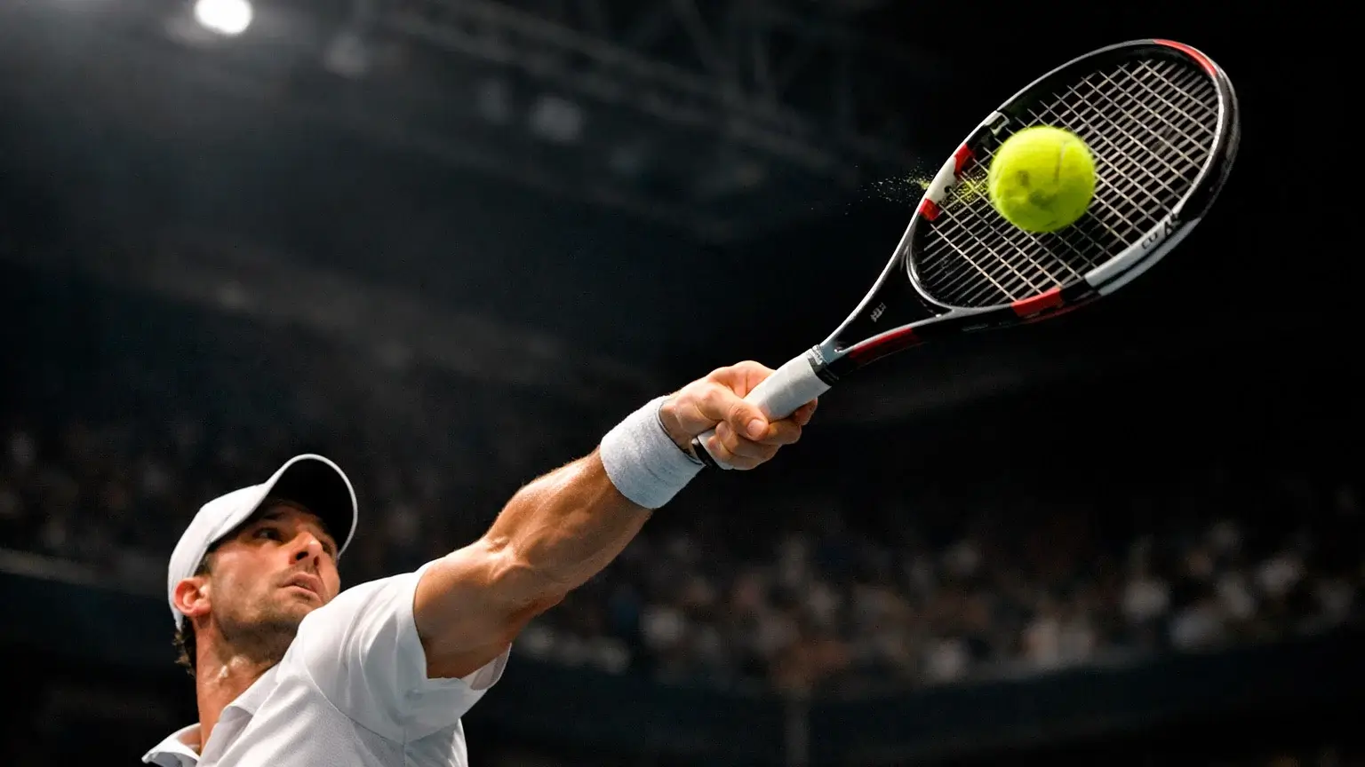 Tennisspieler serviert Ass mit präziser Aufschlagtechnik