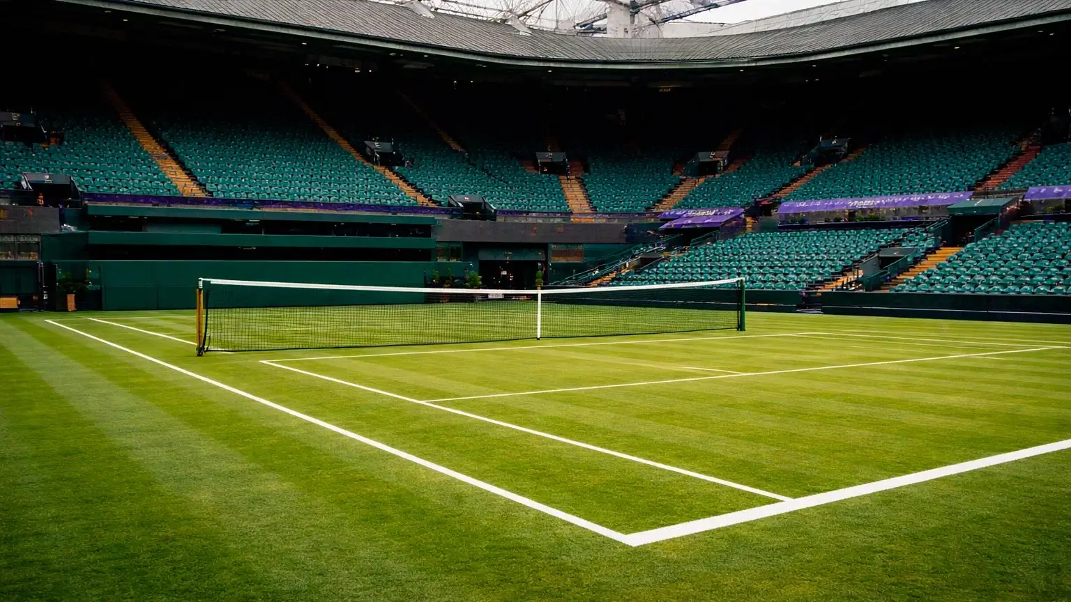 Centre Court in Wimbledon mit frischem grünem Rasen